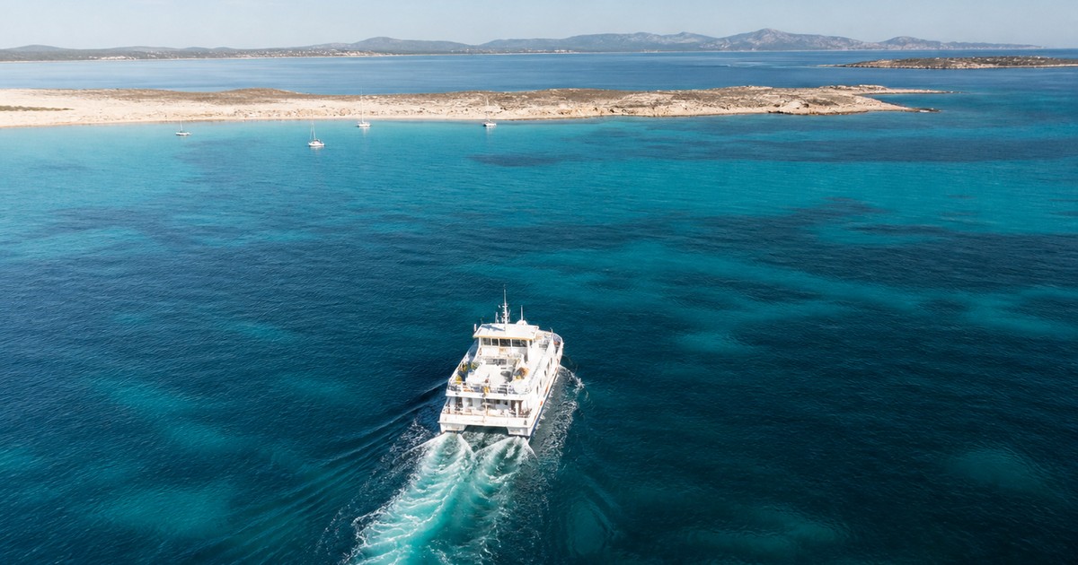 Ferry entre Ibiza et Formentera sur la mer Méditerranée